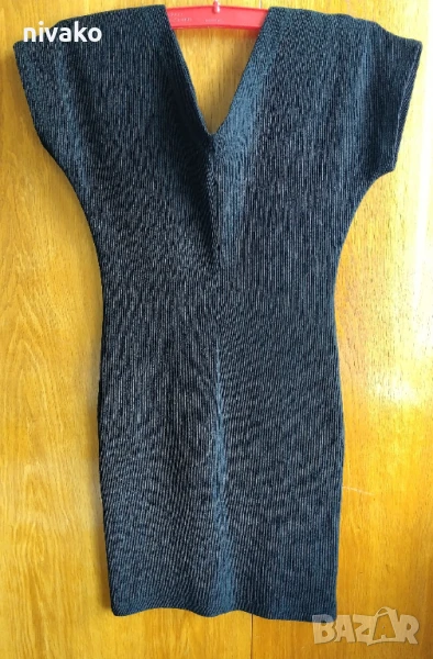 Продавам малка черна рокля по тялото, снимка 1