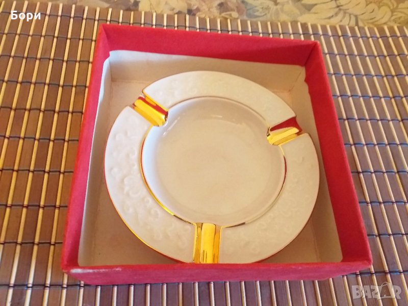 Нов Български порцеланов луксозен пепелник с позлата, снимка 1