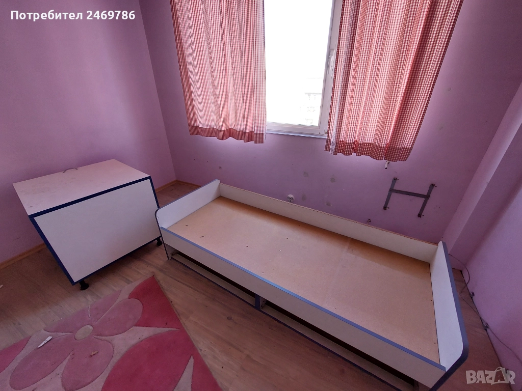  единично легло с ракла, маса и малък диван, снимка 1
