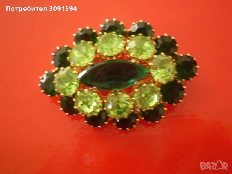 Стара елипсовидна брошка с двуцветен зелен чешки кристал, снимка 1