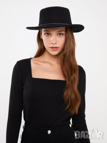 Черна дамска шапка с периферия и декоративни детайли в сребрист цвят, снимка 2 - Шапки - 43554291
