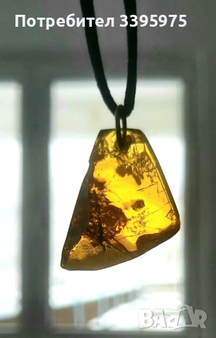 Кехлибарен кулон „Балтийско злато“ на кожена връв