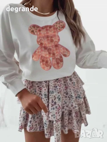 Бяла блузка с розово мече