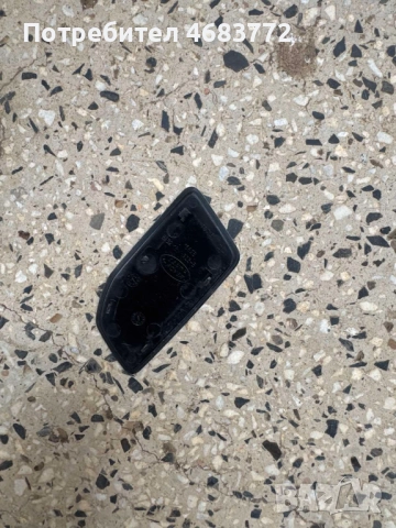 Дясна външна капачка на миялката на десен фар на Range Rover Evoque само за 30лв. GJ32-13W-023-B, снимка 2 - Части - 52808832