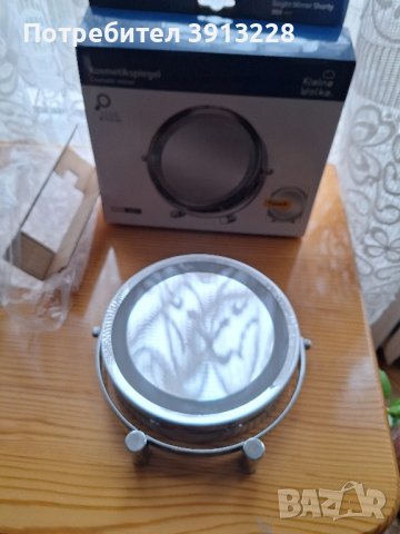 Огледало с увеличение и лед осветление.От едната страна е увеличително /5пъти/, снимка 1