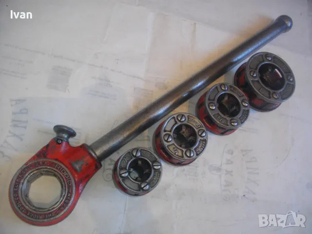 RIDGID MADE IN USA ПРОФЕСИОНАЛЕН РЕЗБОНАРЕЗЕН КОМПЛЕКТ ЗА РЕЗБИ ТРЪБИ 4ГЛАВИ ПАФТА ВИНТОРЕЗКА ПЛАШКА, снимка 10 - Други инструменти - 48048791