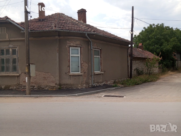 Продавам голяма къща с голям двор, снимка 2 - Къщи - 53029057