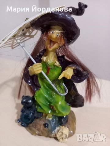 Фигурка (статуетка) на Вещица (Баба Яга) с черен котарак и чадърче, снимка 2 - Колекции - 43232023