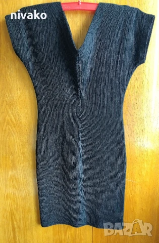 Продавам малка черна рокля по тялото