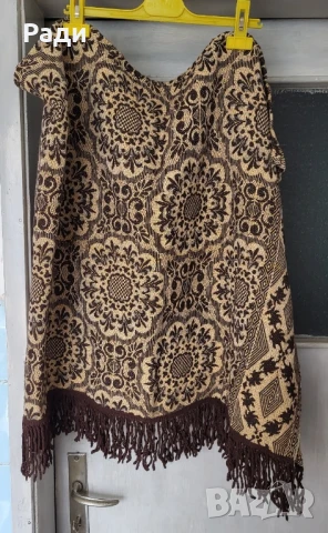 Продавам килимче завеса за стена етажерка или под с ресни 