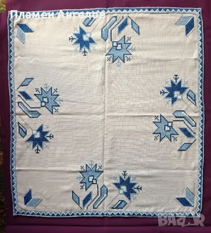 Каре ръчно бродирано на ленена панама. 