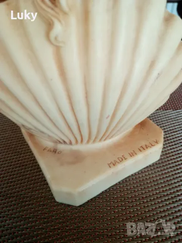 Изящна статуетка на голо, женско тяло.Маркирана.Италия.