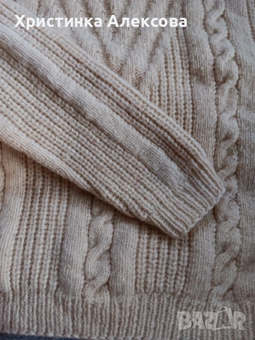 Вълнен пуловер