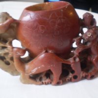 Антикварна ваза  от червен сапунен камък със екзотични фигури, снимка 1 - Антикварни и старинни предмети - 37165294