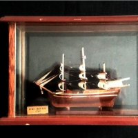 Модел на кораб Bounty в стъклена кутия - Морска декорация, снимка 1 - Други ценни предмети - 37374686