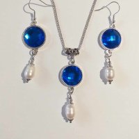 Новият ни комплект бижута обици и колие с естествени перли и сини кабошони, снимка 3 - Бижутерийни комплекти - 43134179
