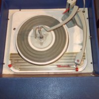 Уникален, работещ ретро грамофон, снимка 5 - Антикварни и старинни предмети - 39426201