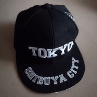 Нова черна шапка TOKYO с козирка за момиче/момче, снимка 1 - Шапки - 33300356