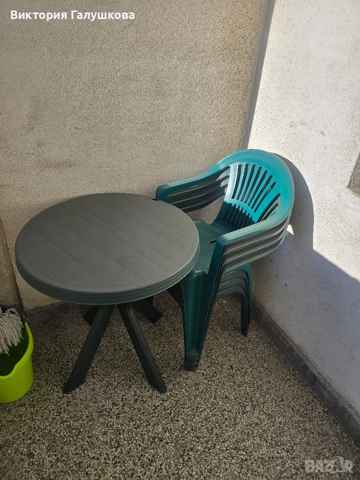 Пластмасова маса с 4 стола в тъмно зелено, снимка 1