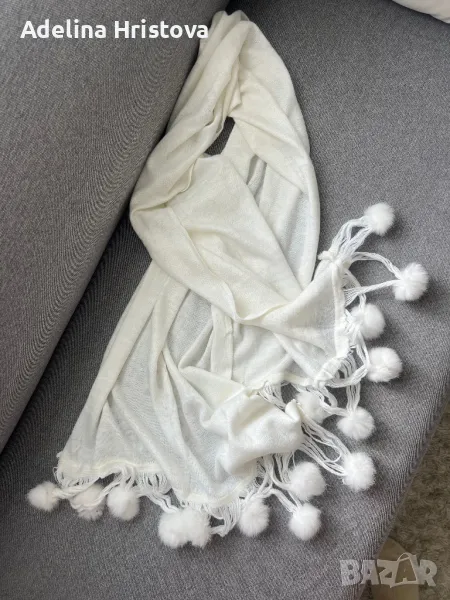 Бял шал с пухчета, снимка 1