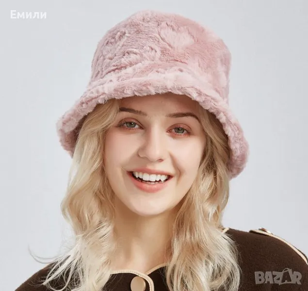 Розова дамска пухкава шапка със сърца, снимка 1