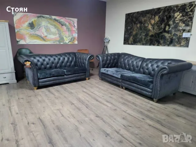 Два големи тъмно сиви дивани от плат и кожа тип Честърфийлд