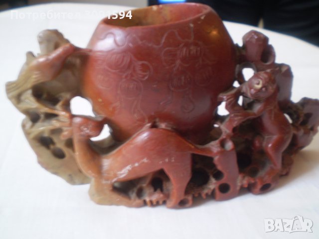 Антикварна ваза  от червен сапунен камък със екзотични фигури