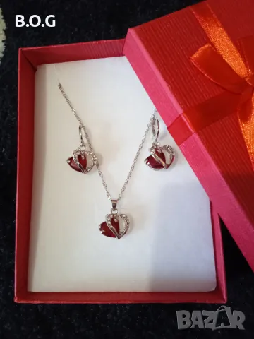 Нов, сребърен комплект със сърца, в подаръна кутия.