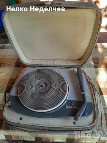 Стари радиоапарат и грамофон