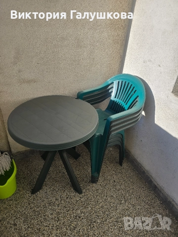 Пластмасова маса с 4 стола в тъмно зелено
