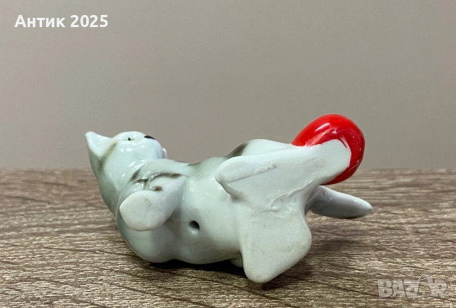 Винтидж порцеланова миниатюра „Коте с червена топка“, снимка 5 - Антикварни и старинни предмети - 53597400