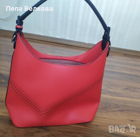 Прекрасна червена чанта