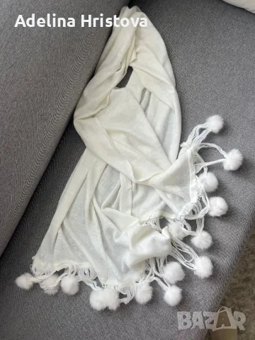 Бял шал с пухчета
