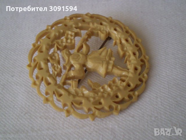 стара брошка изработена от бакелит фолклор жена дама, снимка 4 - Антикварни и старинни предмети - 36821125