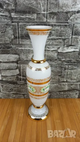 Две стъклени бели вази - Бохемия, снимка 3 - Вази - 49652804