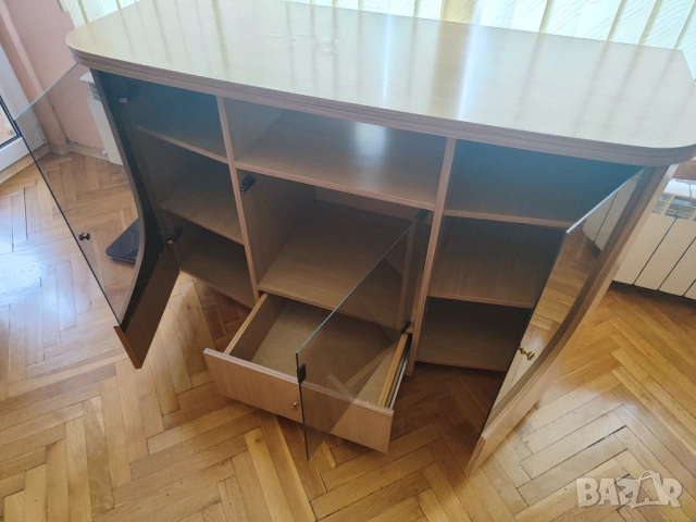 Продавам шкаф със стъклени витрини подходящ за хол, TV и др., снимка 3 - Шкафове - 52820837