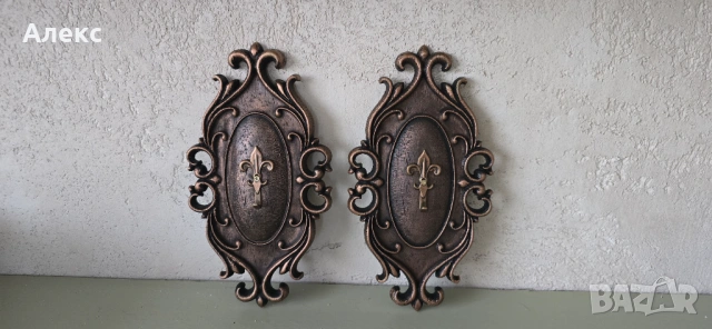 Изящна дървена закачалка в Бароков стил.