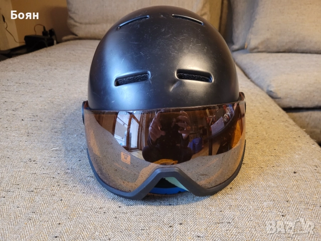 Продавам детски ски каска с визьор