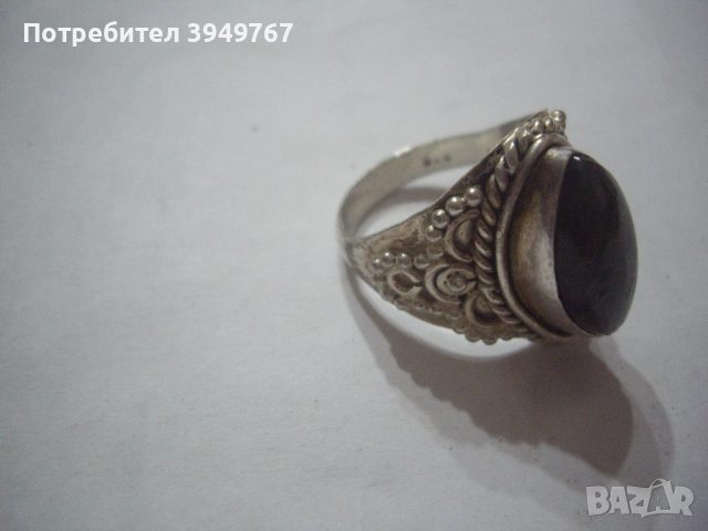 Стар масивен сребърен пръстен с голям камък.