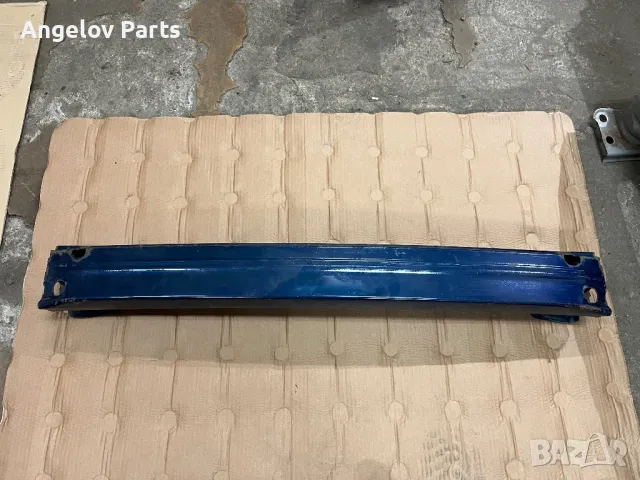 Гредата на задната броня за Toyota Corolla Verso 2003