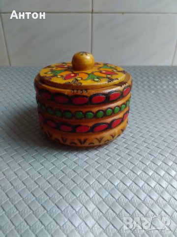 Малка дървена кутийка.