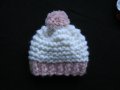 Ръчно плетена шапчица от дебела вълна екрю розово, снимка 3