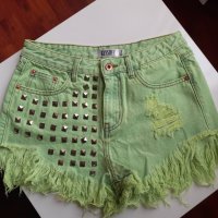Дамски дънкови панталони, с метални капси, зелена боя, снимка 1 - Къси панталони и бермуди - 36926084