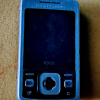 Работещ Sony Ericsson с зарядно плюс още един телефон за части, снимка 1 - Sony Ericsson - 44935292