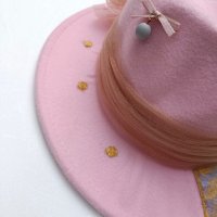 Дамска шапка федора , ръчно декорирана, снимка 2 - Шапки - 44015820