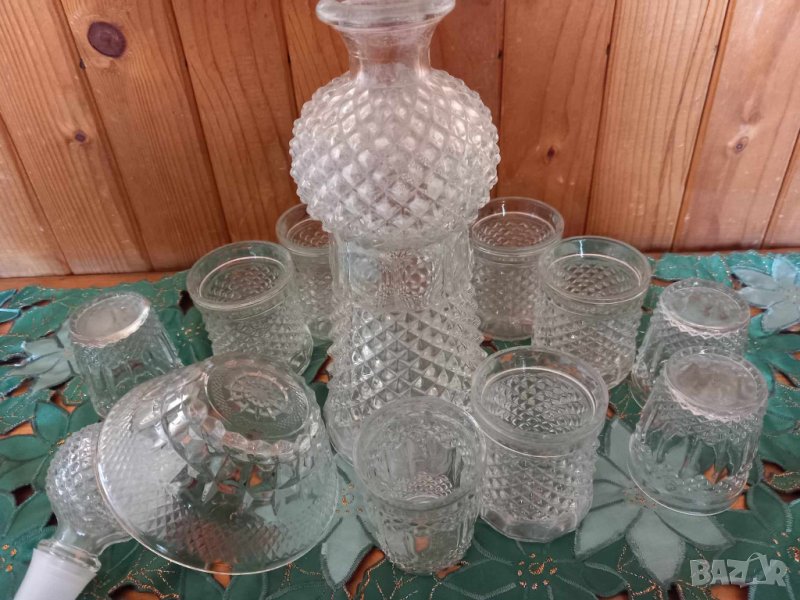 Гарафа, девет чашки и купичка за ядки релефно стъкло, снимка 1