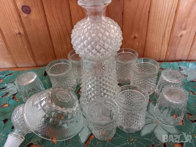 Гарафа, девет чашки и купичка за ядки релефно стъкло, снимка 1 - Други - 42035678