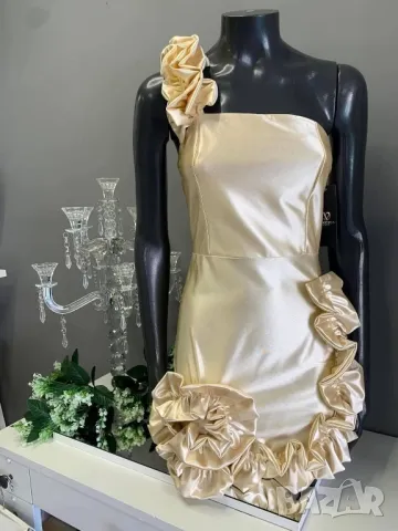 къса екстравагантна сатенена рокля 
