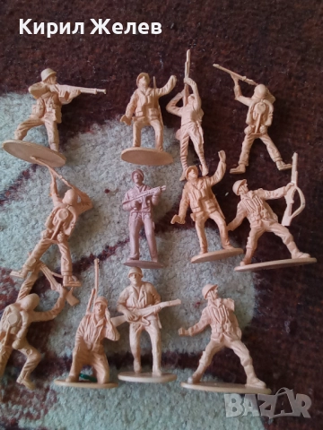 Войници пластмасови 12 броя 51731, снимка 7 - Колекции - 52105274