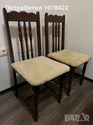 Продавам два нови дървени стола.
